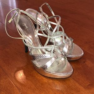 Jacqueline Ferrari silver high heels